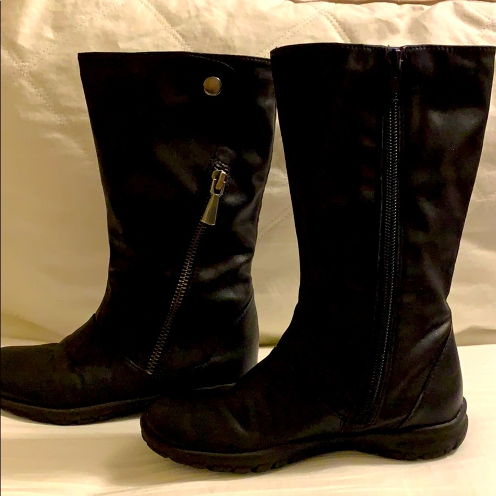 Tucker + Tate black boots